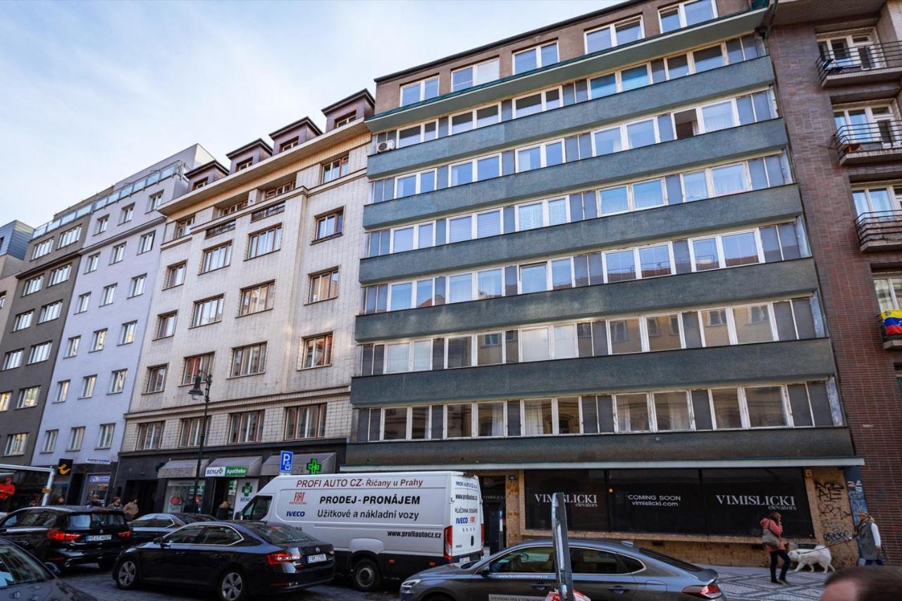 Quiet & Cozy Apartment/ Balcony / Popular Location * Praha