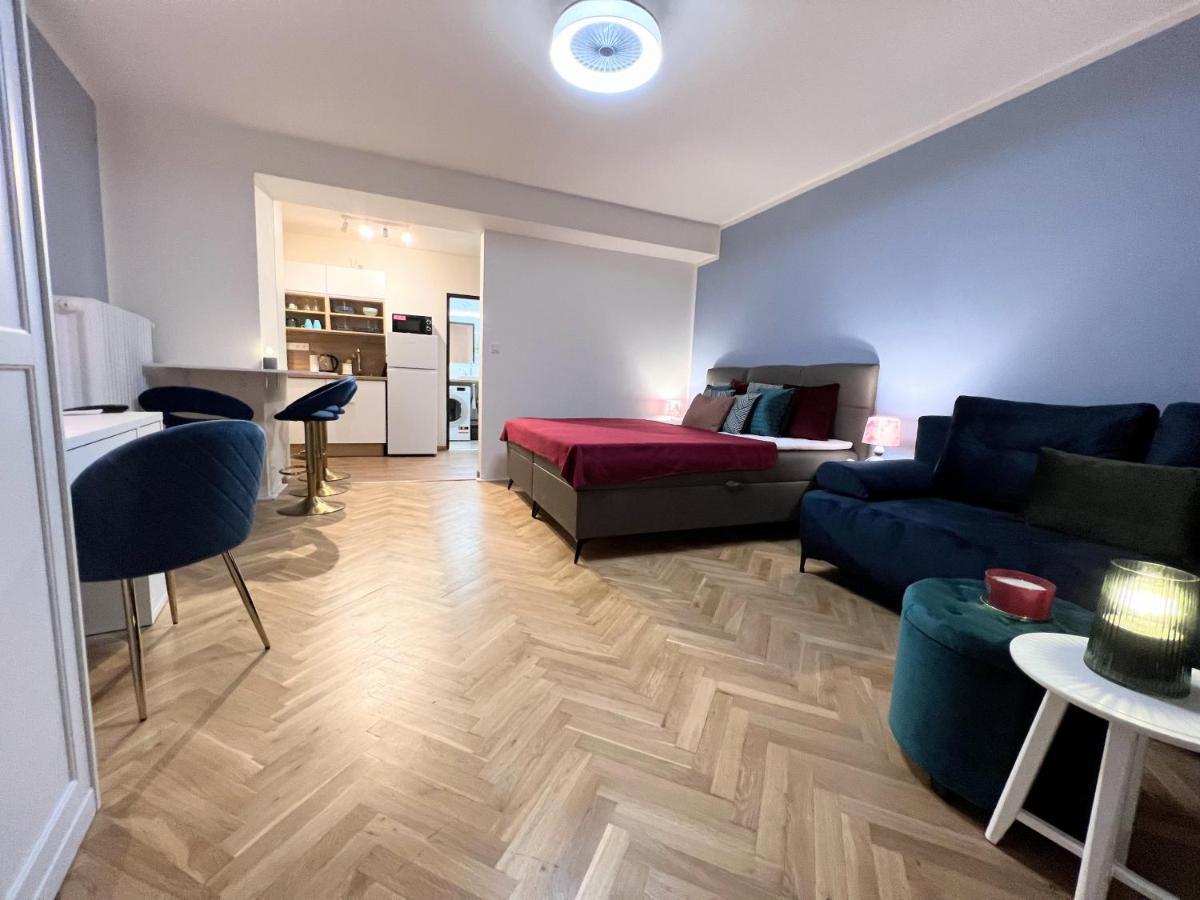 Quiet & Cozy Apartment/ Balcony / Popular Location * Praha